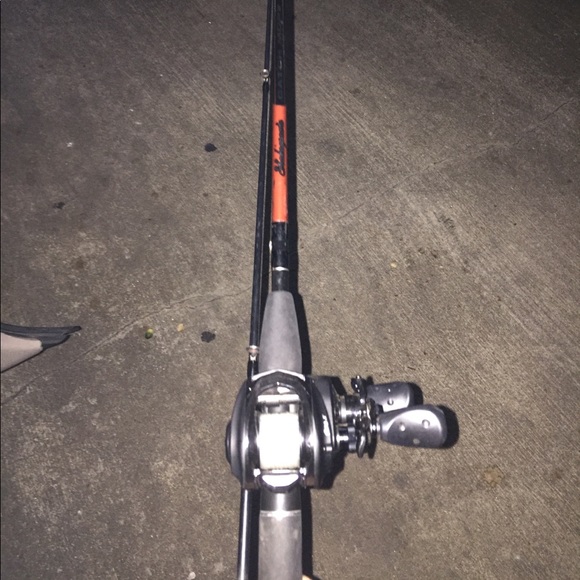 Abu Garcia Revo x bait casting reel w/rod combo - Picture 2 of 5